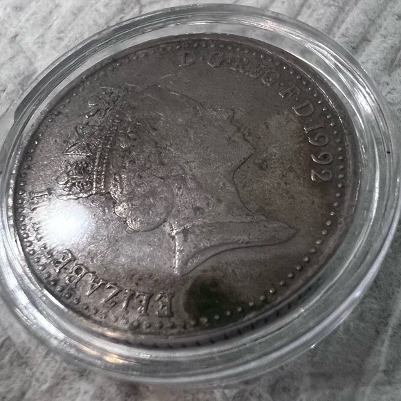 1992 Queen Elizabeth II Coin - Picture 7 of 9